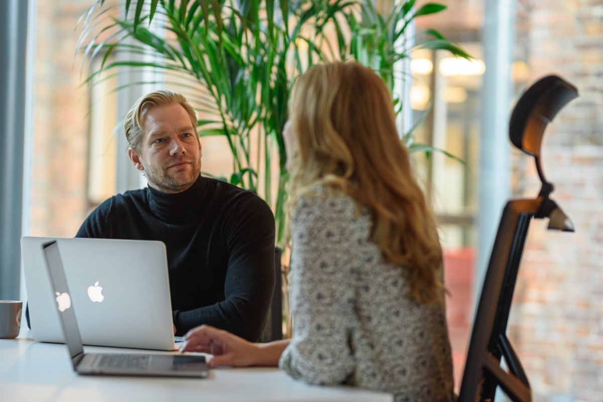 Colleagues discuss an assignment